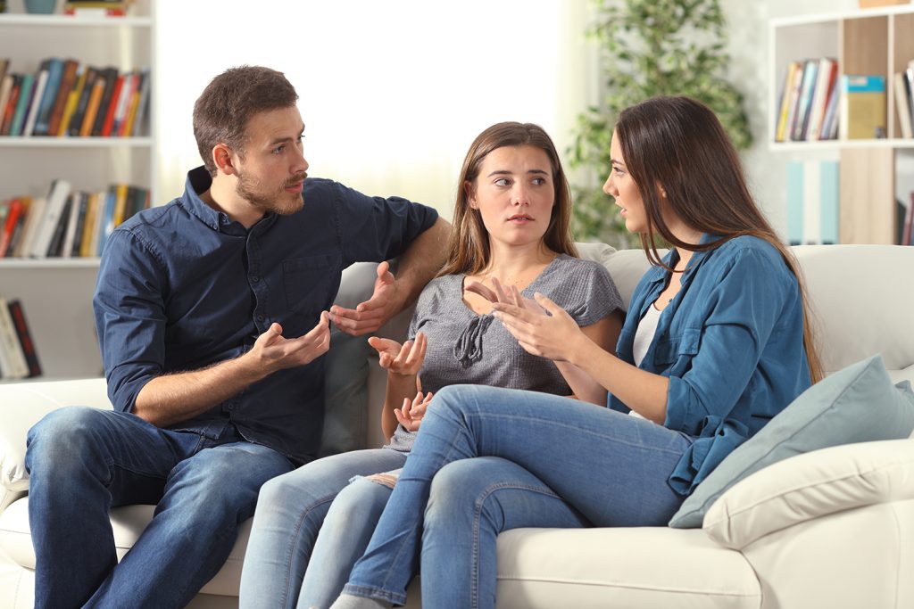 Jeunes professionnels qui discutent