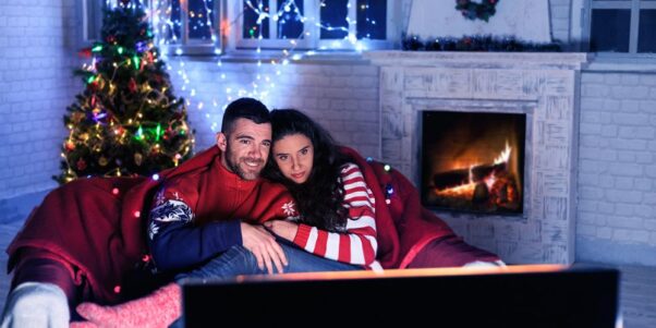 un couple regardant un film chez eux.