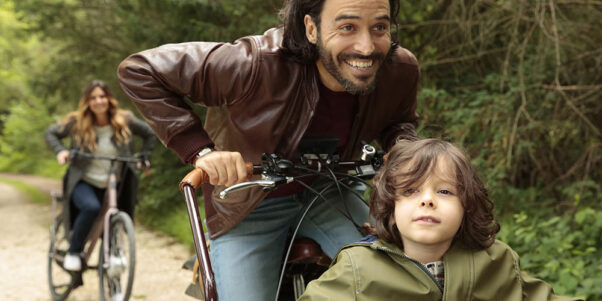 Alexis et Lucas, à vélo.