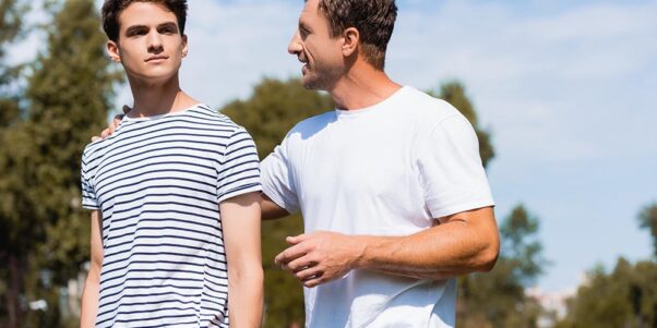 une jeune homme avec un adulte en discussion.