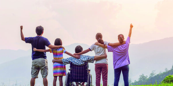 un groupe d'amis devant un paysage montagneux