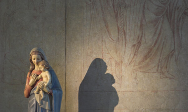 Une statue de Marie avec l'enfant Jésus