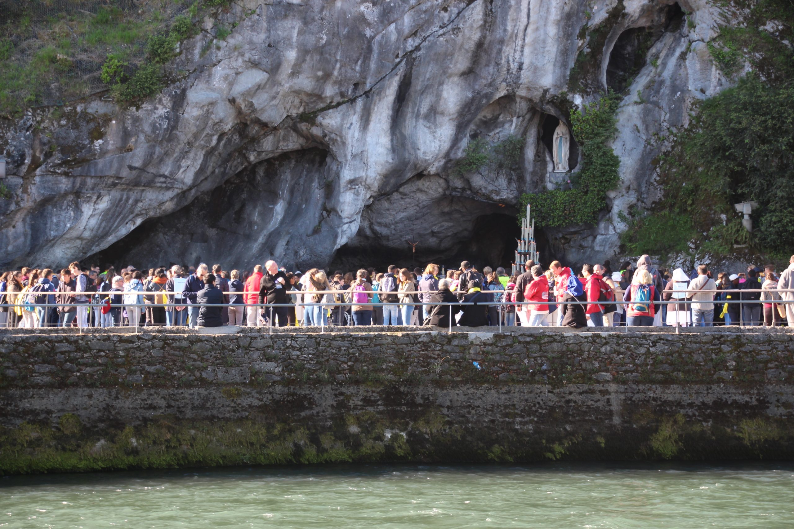 Pélerins devant la grotte de Lourde