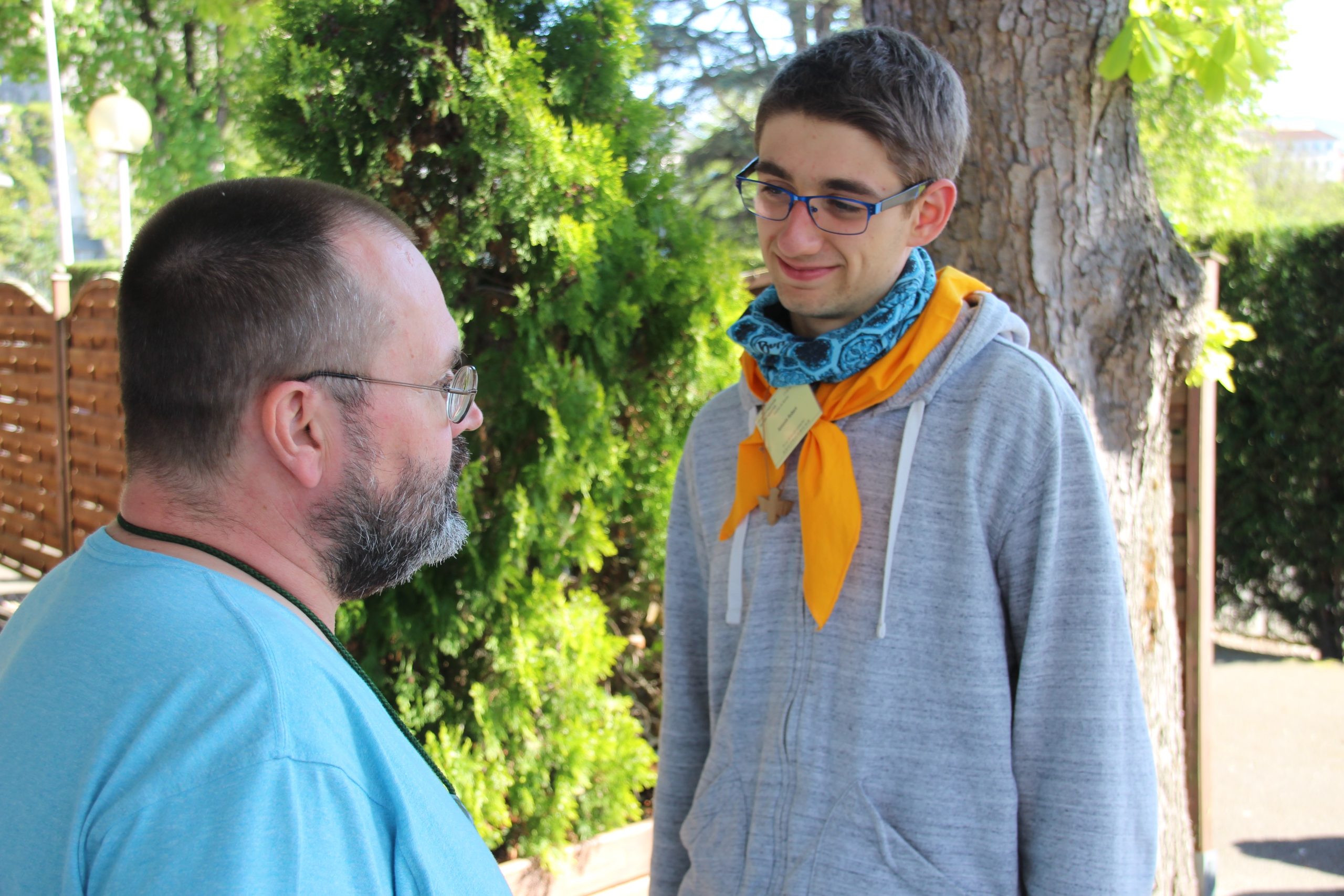 Une rencontre devant la permanence OCH à Lourdes